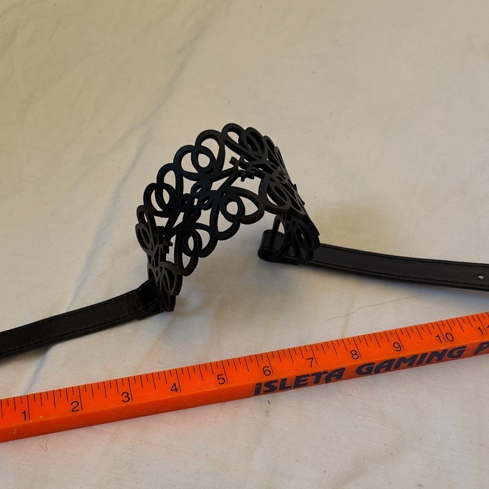 Elegant Black Cutout Belt - Picture 6 of 6